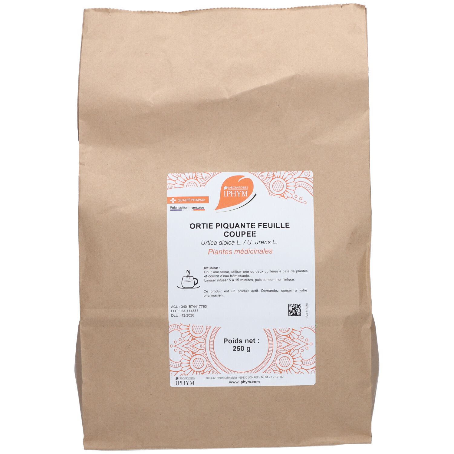 Sac en papier brun avec étiquette. Inscription : Ortie piquante feuille coupée. Poids net : 250 g.