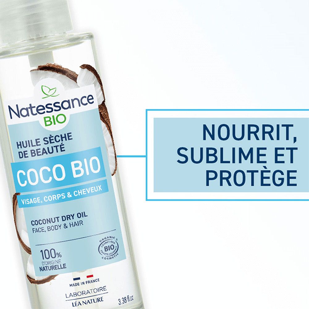 Gros plan sur la bouteille. Inscription Coco Bio, huile sèche de beauté. Texte: Nourrit, sublime et protège.