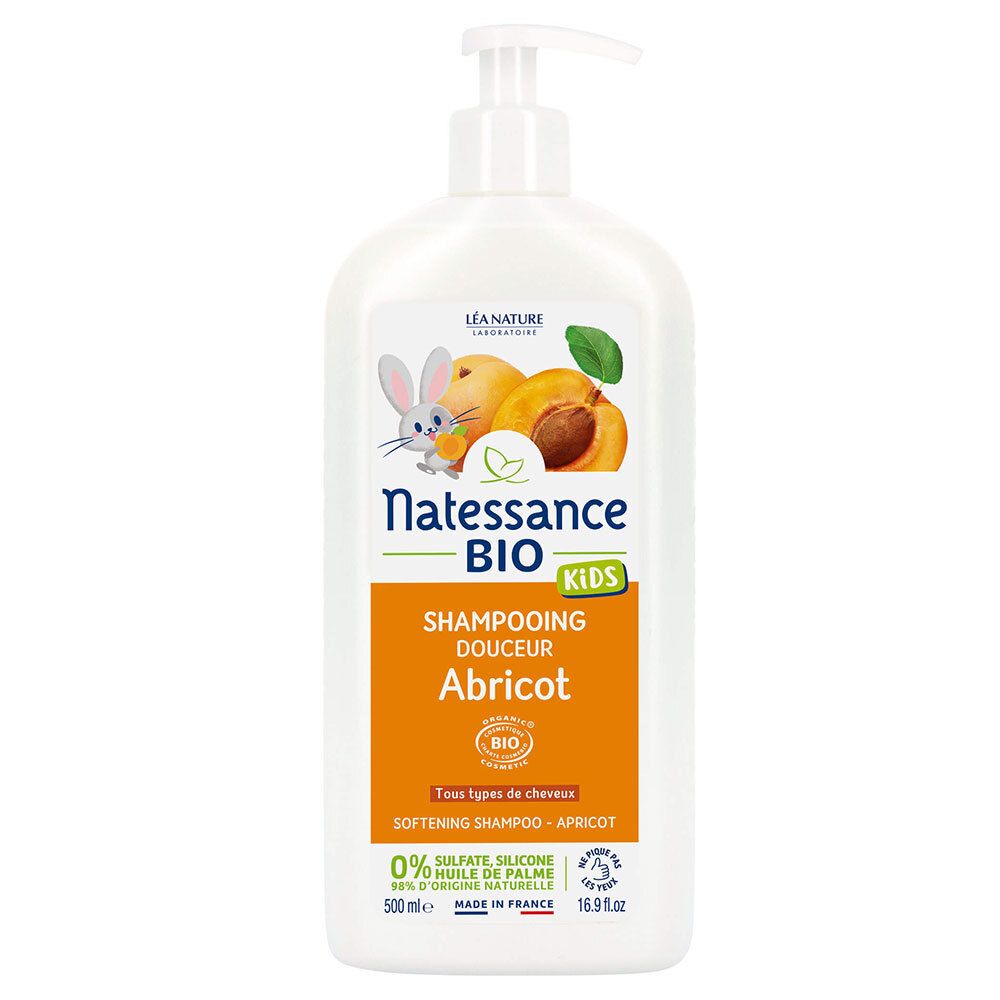 Flacon blanc avec pompe. Inscription : Natessance BIO Kids, Shampooing Douceur Abricot. Illustration d'abricots.
