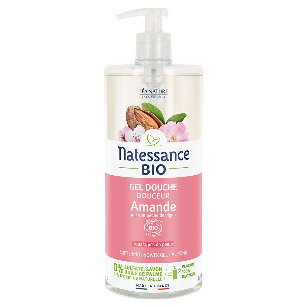 Flacon transparent avec pompe doseuse. Étiquette avec nom du produit, illustration d'amande et label bio. Flacon en matériau recyclé.