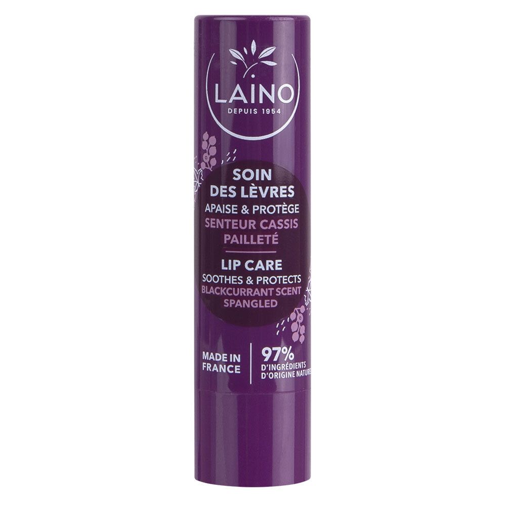 Stick pour les lèvres violet. Logo blanc et informations produit. Texte: Soin des lèvres, Senteur Cassis, Pailleté. 97% ingrédients naturels.