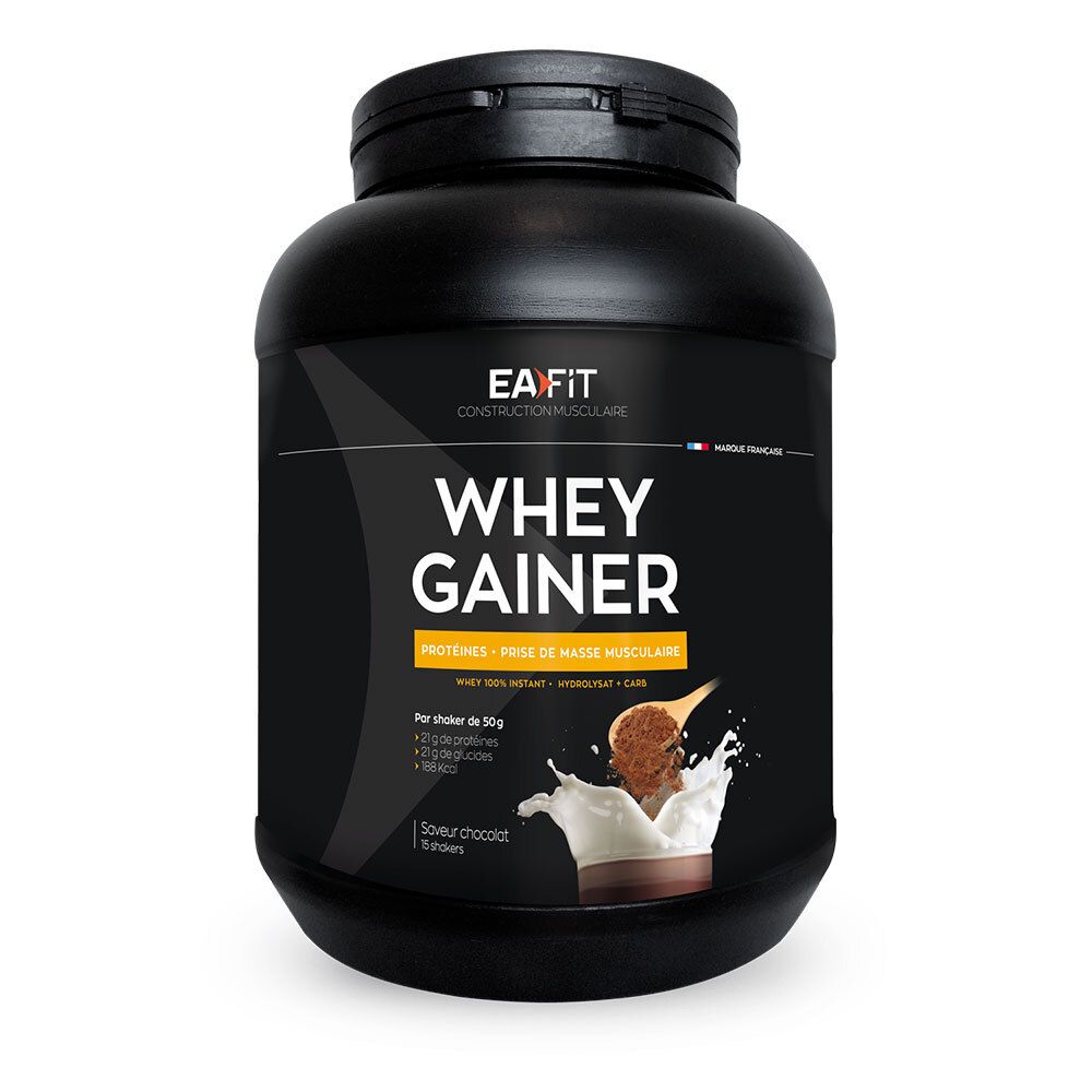 Pot noir EA Fit Whey Gainer. Inscription Whey Gainer, goût chocolat. Illustration avec lait et cuillère.