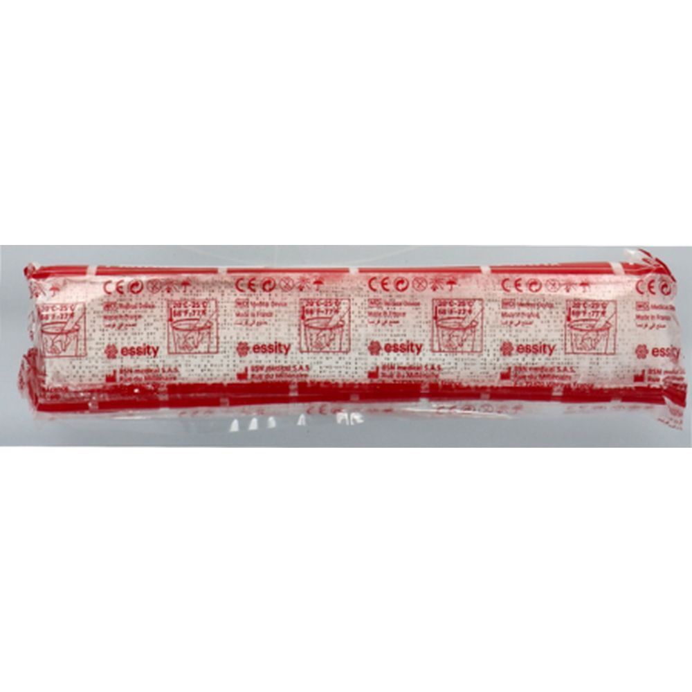 Bandage emballé. Emballage rouge et blanc avec texte et marquage CE. Marque essity.