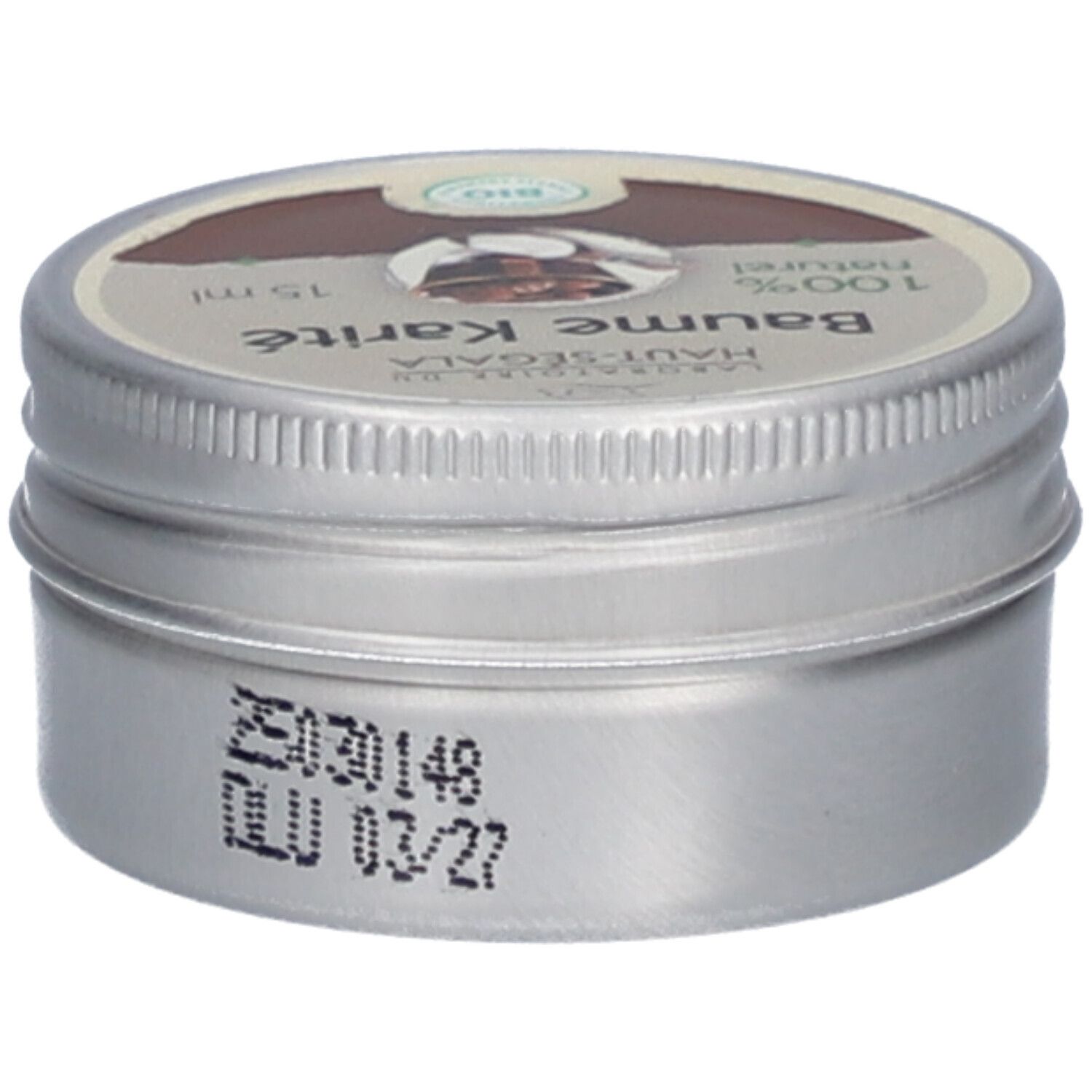 Boîte métallique avec couvercle. Inscription 'Baume karité' et '15 ml'. Certification bio. Vue du fond avec date.