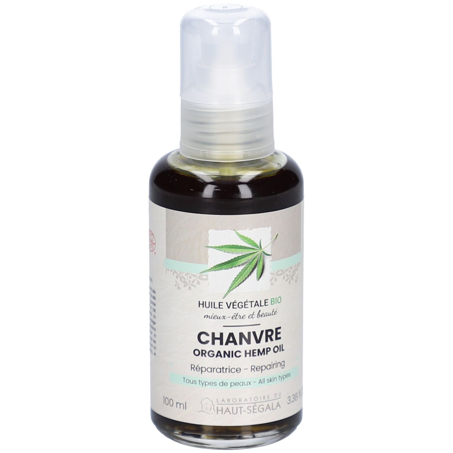 Flacon en verre brun avec pompe. Étiquette avec feuille de chanvre, texte: Huile Végétale Bio, Chanvre, Organic Hemp Oil. Marque: HAUT-SEGALA.
