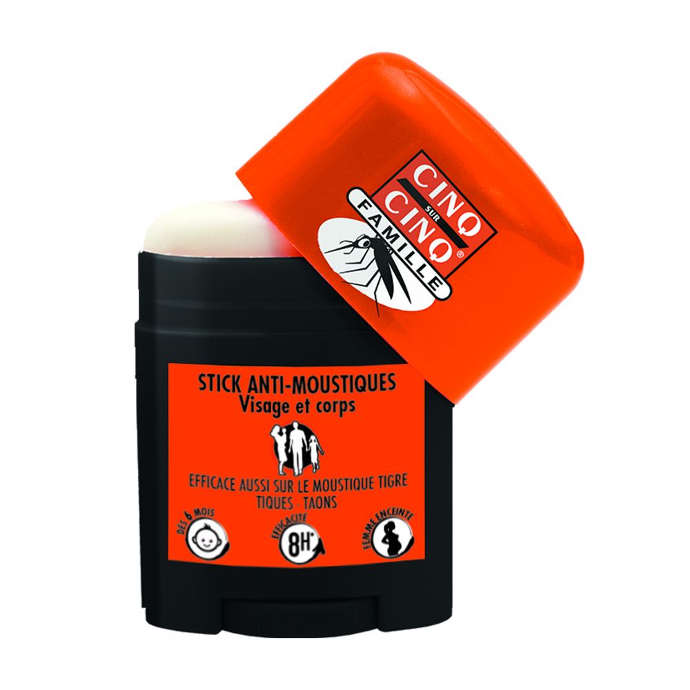 Stick avec capuchon ouvert. Emballage orange et noir. Inscription: CINQ SUR CINQ FAMILLE, STICK ANTI-MOUSTIQUES. Pictogrammes.