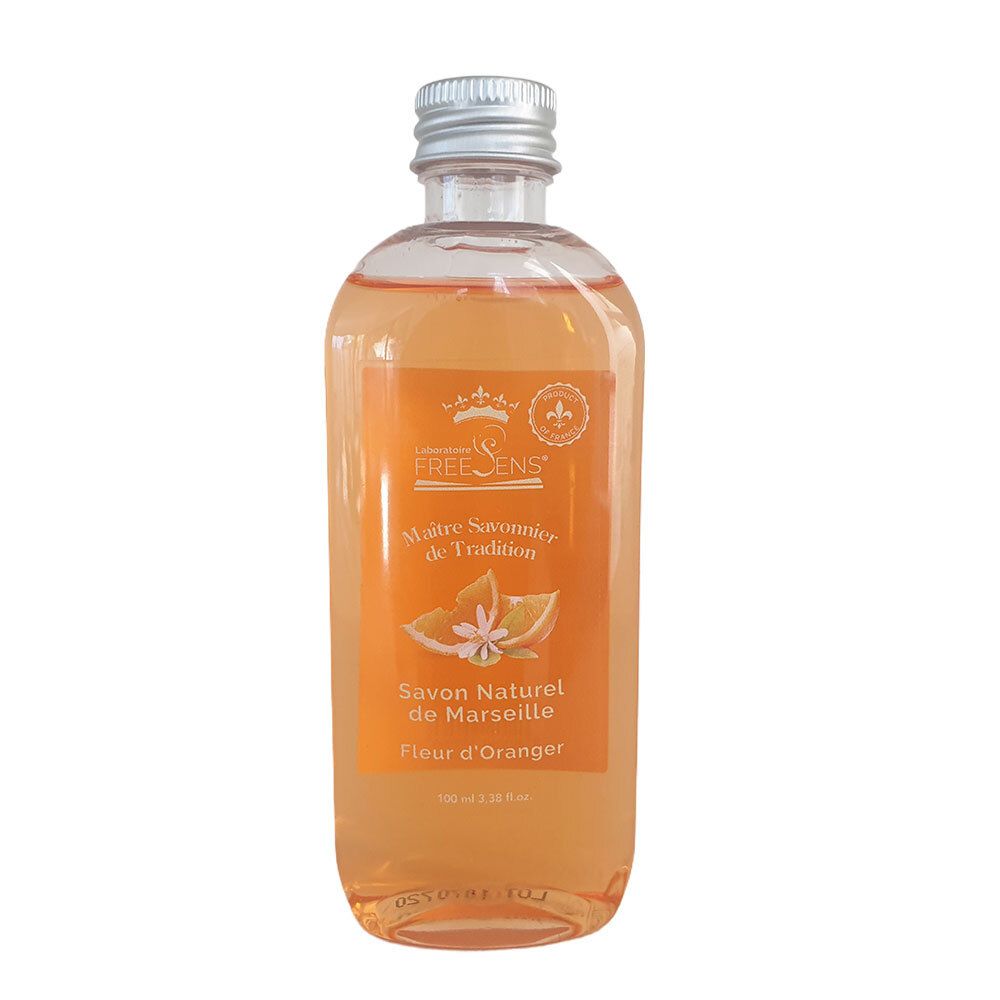 Flacon transparent contenant un liquide orangé. Étiquette avec texte et logo. Bouchon à vis argenté.