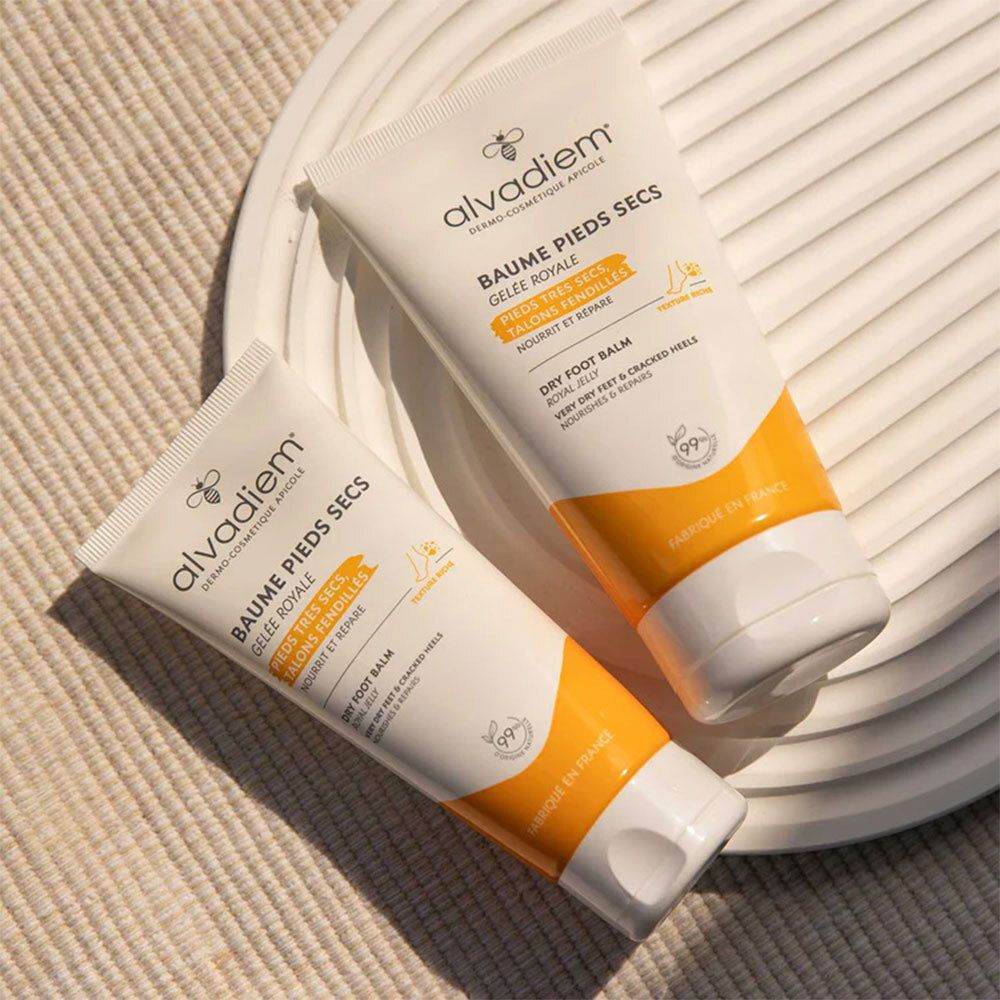 Deux tubes sur fond blanc. Inscription: Alvadiem, Baume Pieds Secs, Gelée Royale. Texte: Pieds très secs, talons fendillés. Baume pieds secs.