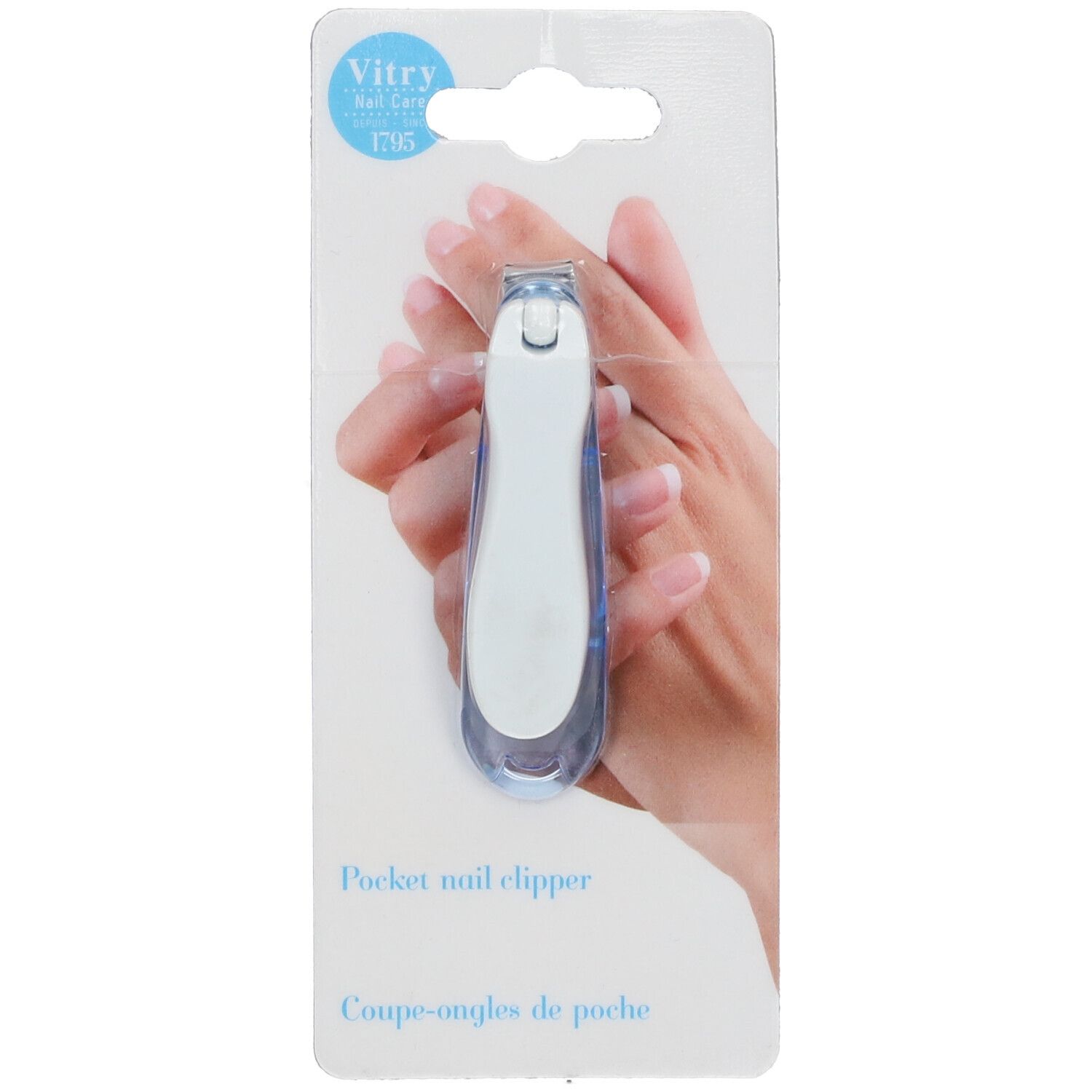 Coupe-ongles transparent. Présenté sur une carte blister avec le nom du produit et la marque Vitry. Montré en utilisation.