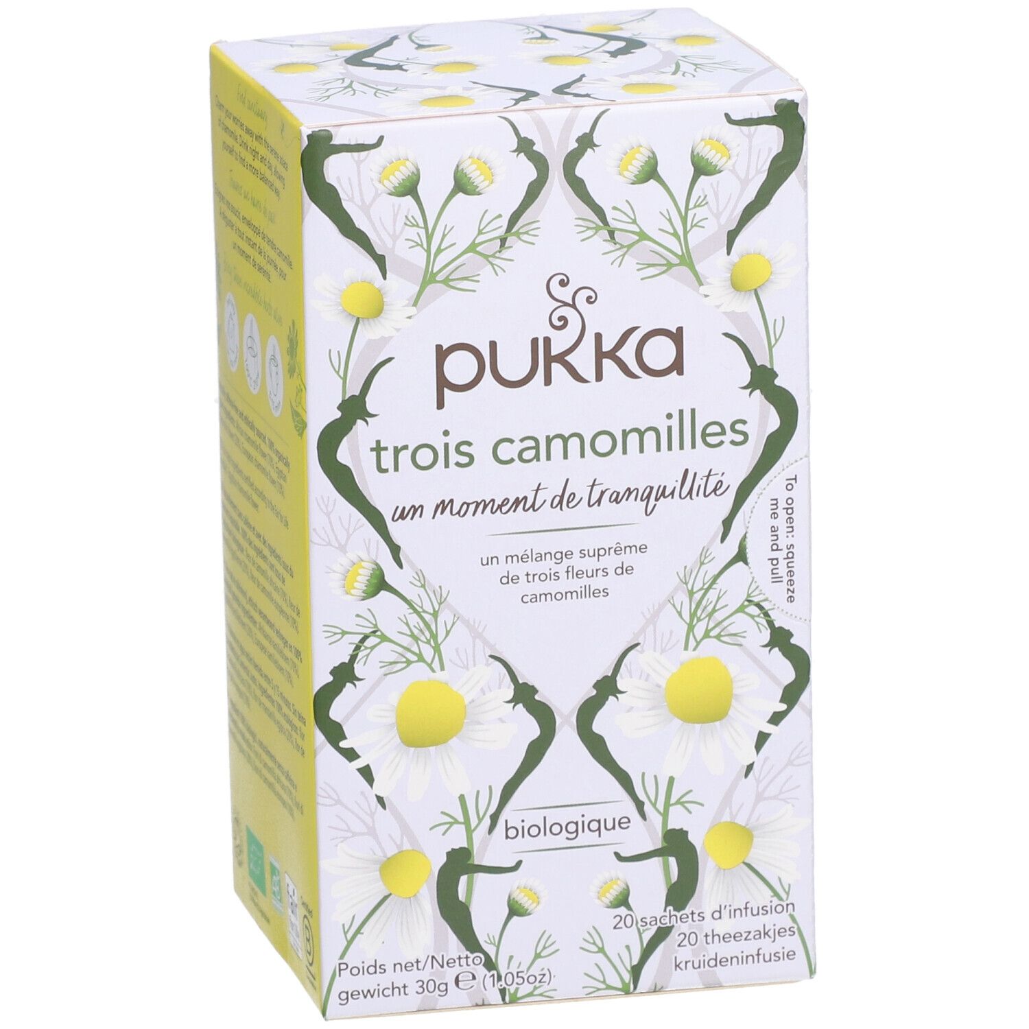 Vue en biais de l'emballage Pukka Trois Camomilles. Inscription: biologique, 20 sachets. Motif floral de camomille.