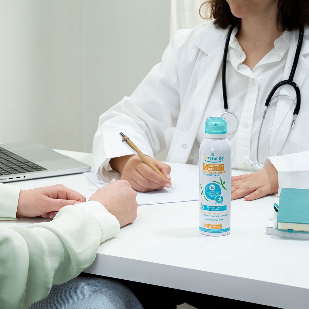 Médecin et patiente à table. Flacon de spray sur la table. Inscription: Articulations & Muscles, Cryo Pure Spray.
