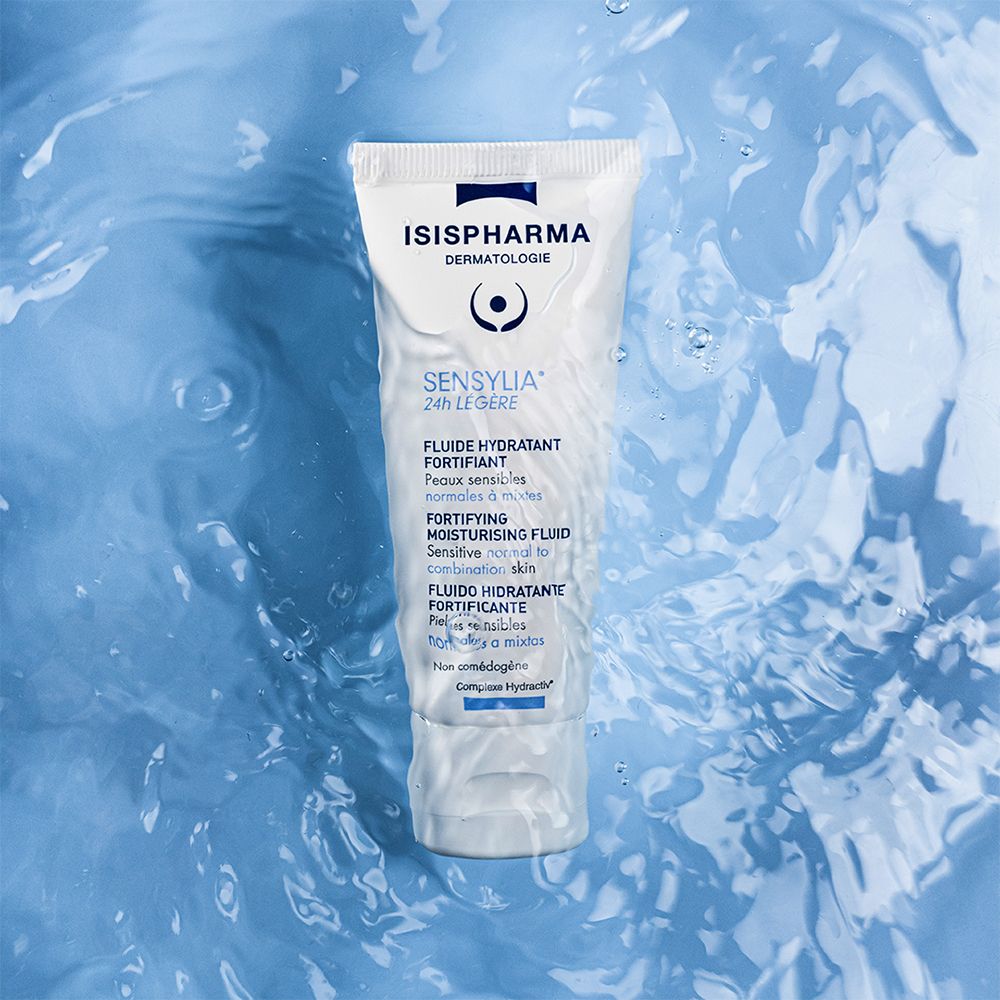 Tube blanc Sensylia 24h Légère dans l'eau. Marque ISISPHARMA. Pour peaux sensibles. Vagues bleues en arrière-plan.
