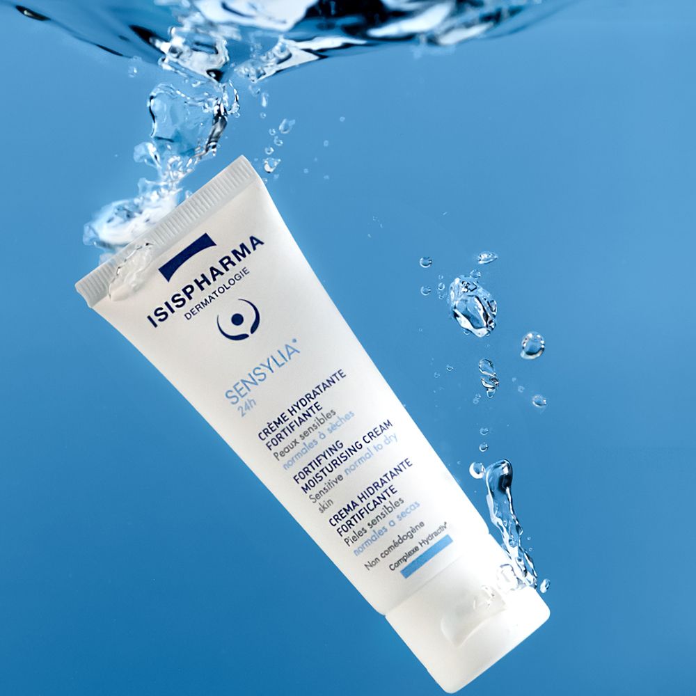Tube blanc ISISPHARMA Sensylia 24h dans l'eau. Crème Hydratante Fortifiante pour peaux sensibles. Texte visible.