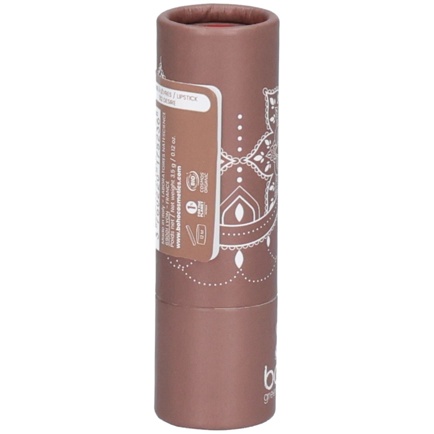 Rouge à lèvres dans un emballage en carton marron. Étiquette avec informations produit. Marque : bo.ho green make-up.