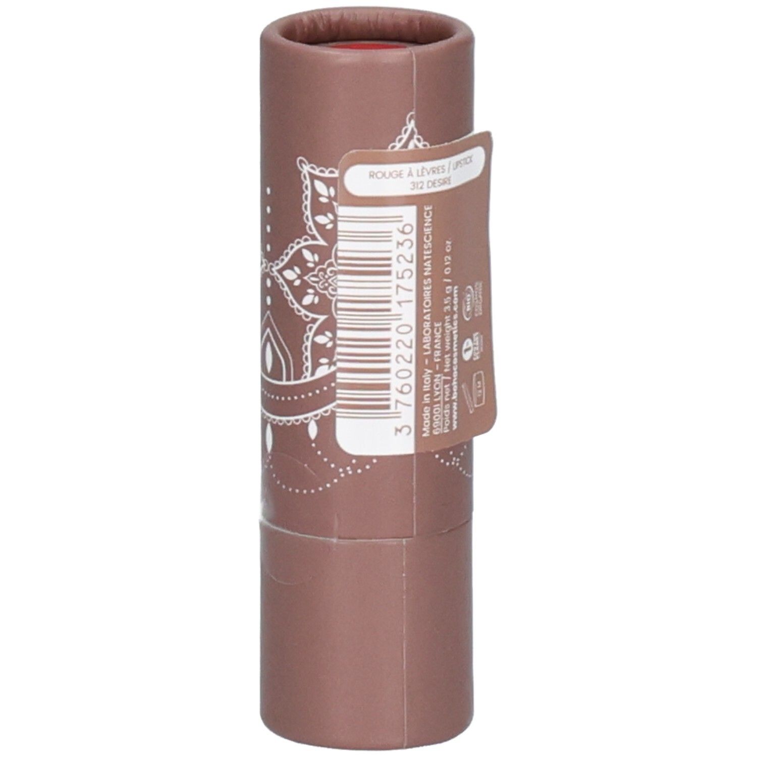 Rouge à lèvres dans un emballage en carton marron. Étiquette avec code-barres et nom du produit. Marque : bo.ho green make-up.