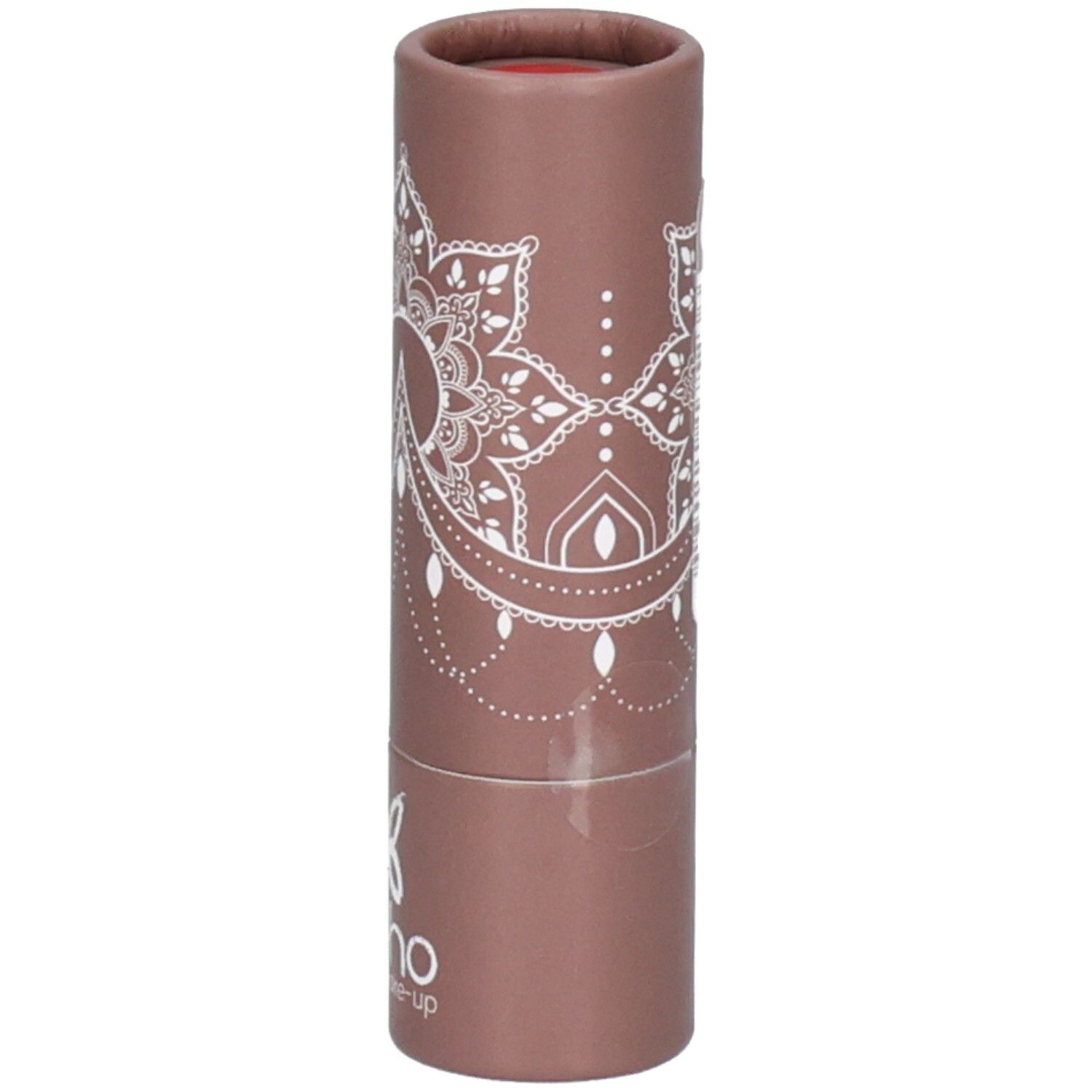 Rouge à lèvres dans un emballage en carton marron. Motif mandala blanc. Marque : bo.ho green make-up.