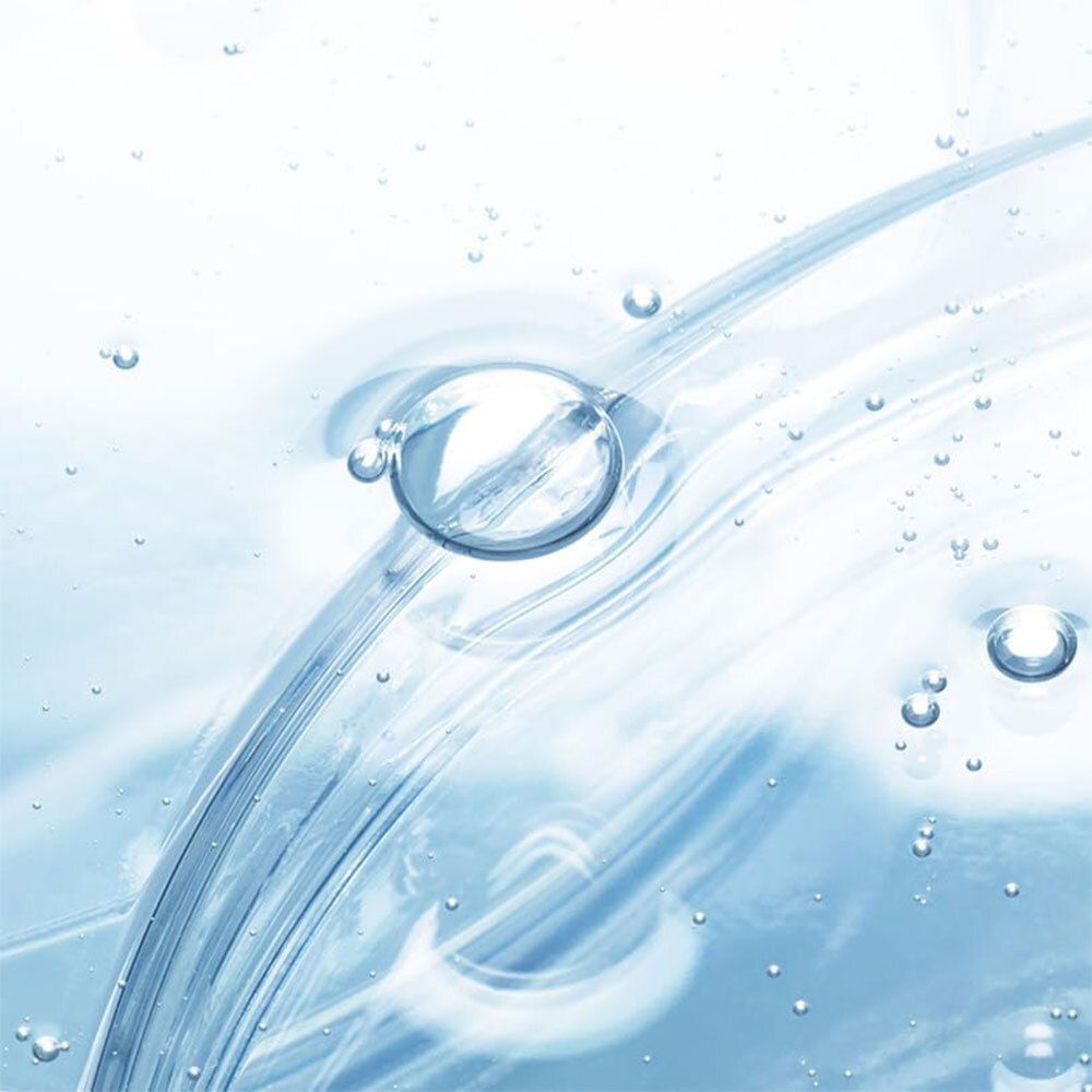 Gros plan abstrait d'eau avec bulles et structures ondulées. Liquide clair et transparent.