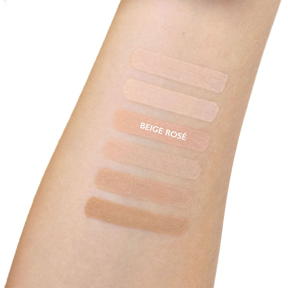 Bras avec échantillons de couleurs de BB Crème. Marque Beige Rose. Plusieurs nuances.