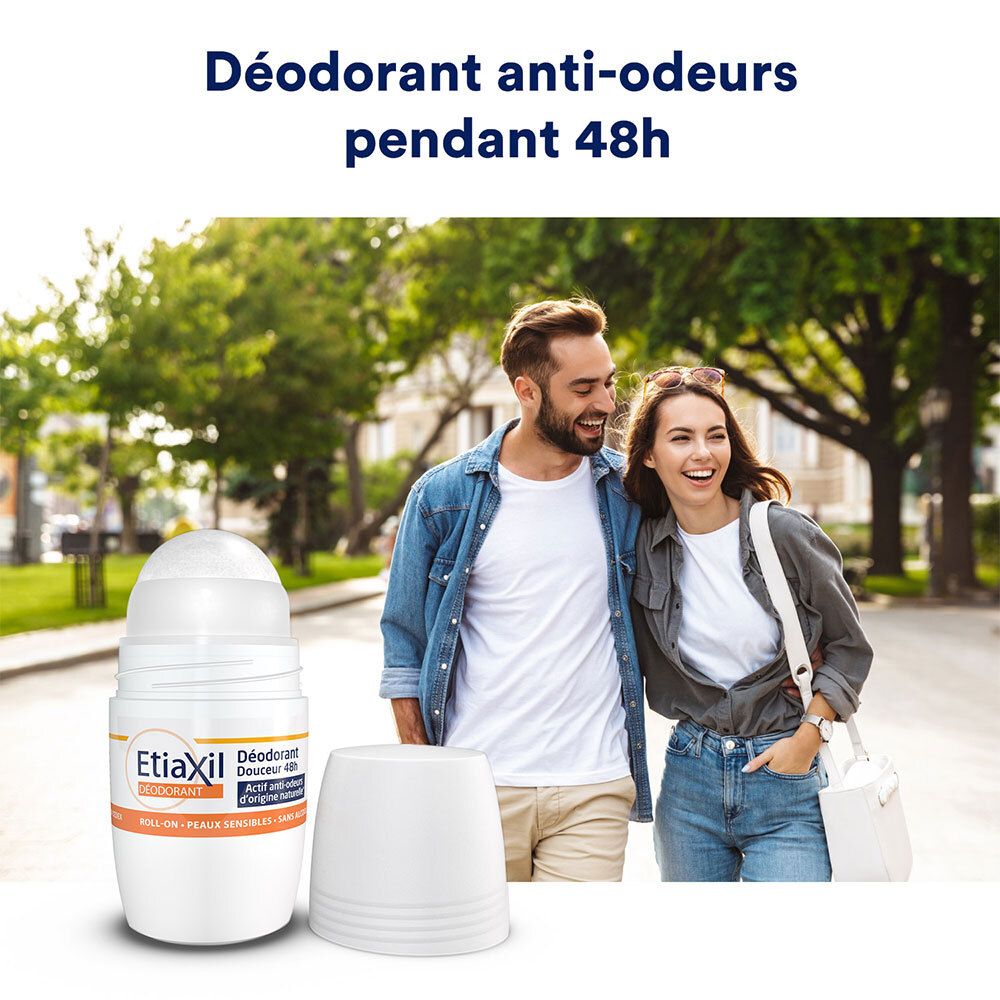 Couple marchant. En arrière-plan, déodorant roll-on avec logo EtiaXil.