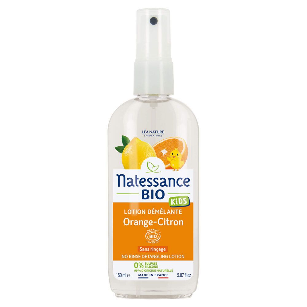 Flacon transparent avec vaporisateur. Étiquette avec logo, illustration orange-citron et texte : "Lotion Démêlante".