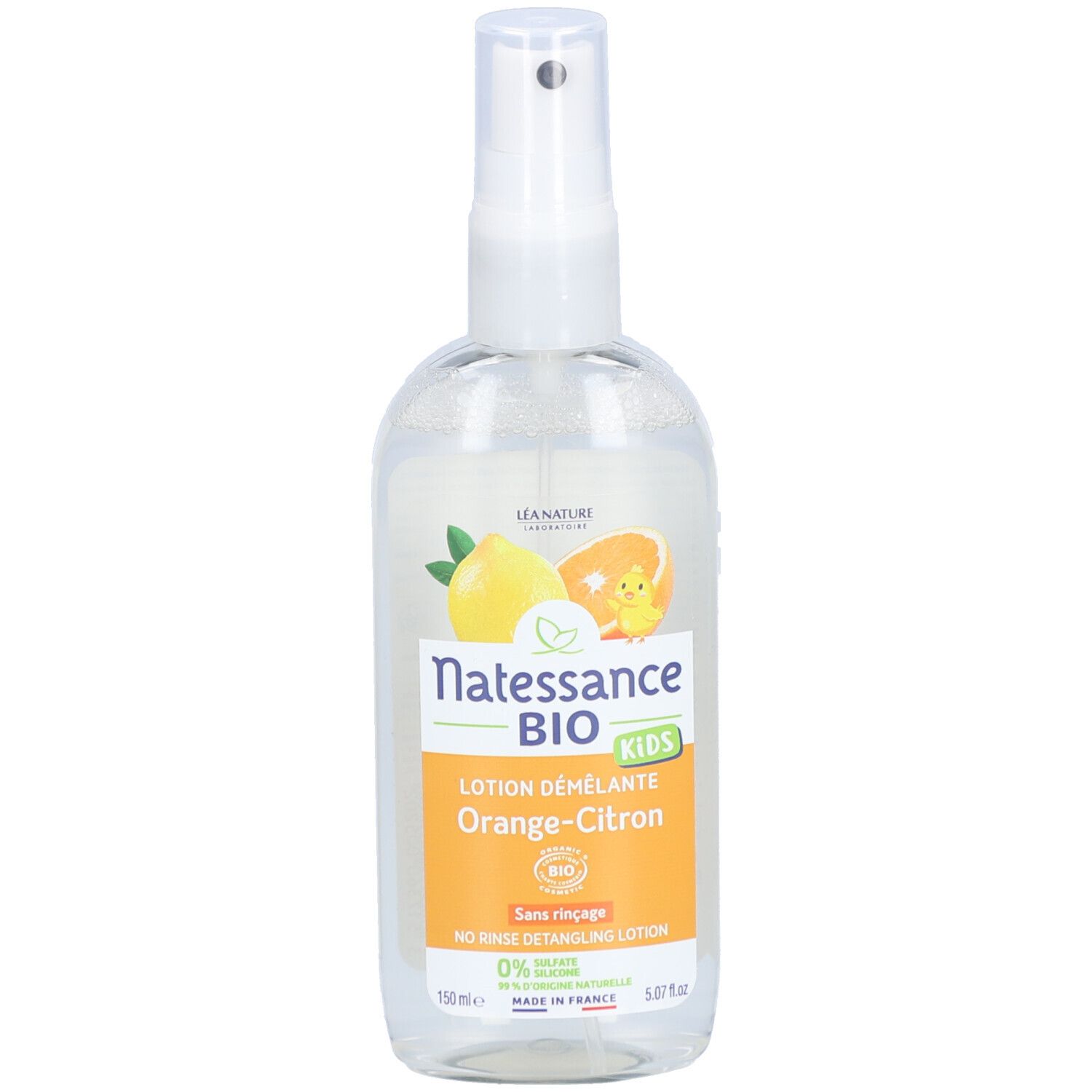 Flacon transparent avec vaporisateur. Étiquette avec logo, illustration orange-citron et texte : "Lotion Démêlante".