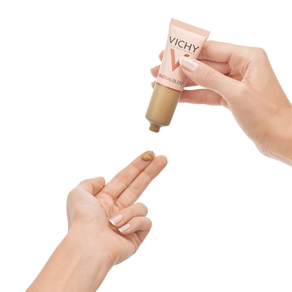 Fond de teint appliqué sur les doigts. Logo Vichy et Mineralblend. Teinte 12 SIENNA.