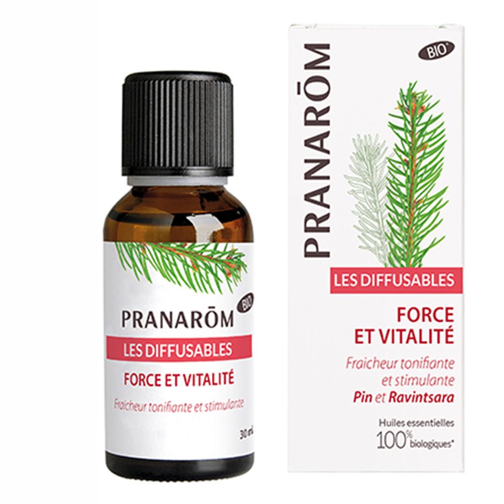 Flacon en verre brun avec bouchon noir et étiquette. Étiquette : Pranarôm, Les Diffusables, Force et Vitalité. Certification Bio.