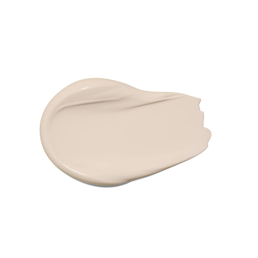 Éclaboussure de crème solaire claire sur fond blanc.