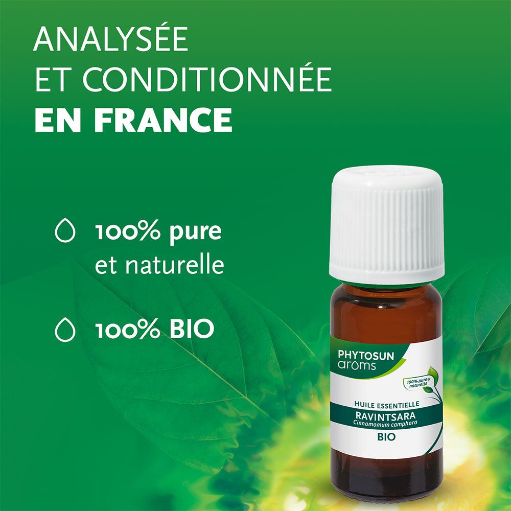 Flacon en verre brun, bouchon blanc. Inscription: PHYTOSUN aroms, RAVINTSARA BIO. 100% pur et naturel.