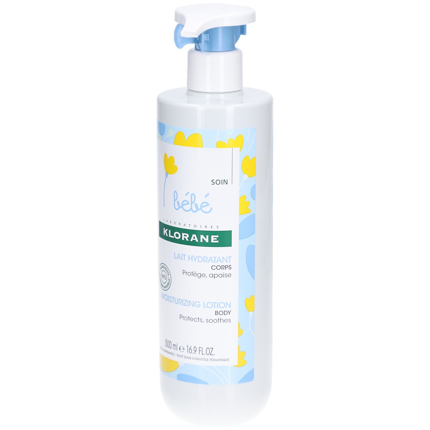 Flacon blanc avec pompe bleue. Inscription: Klorane bébé, Lait hydratant corps. Motifs floraux jaunes et bleus.