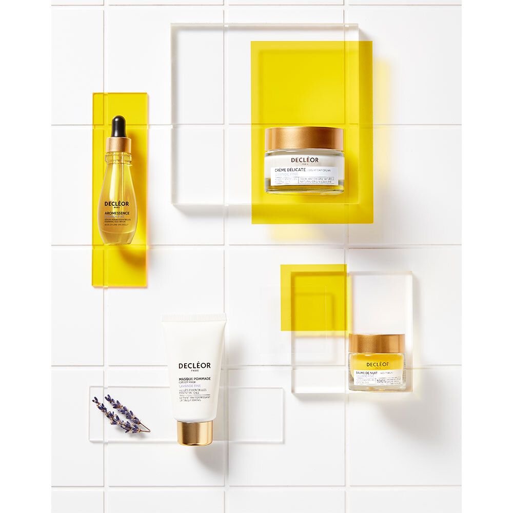 Divers produits sur surfaces jaunes et transparentes. Décoration avec lavande et autres produits.