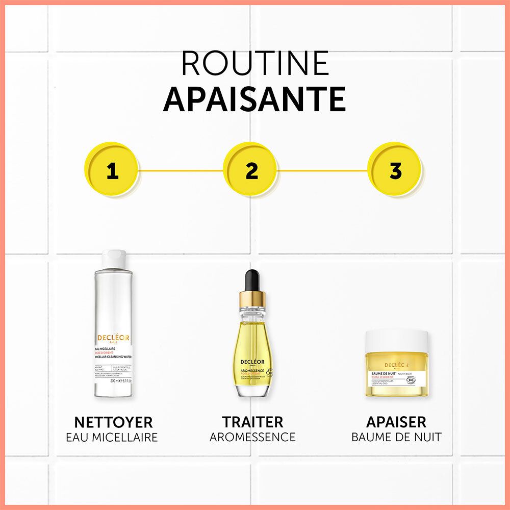 Trois produits sur carrelage. Produits: Nettoyer, Aromessence, Baume de Nuit. Texte: Routine Apaisante.