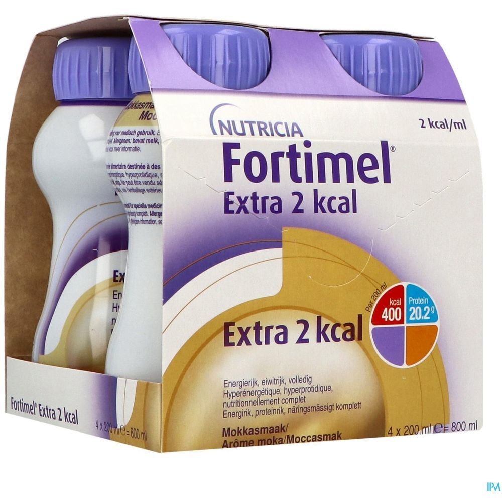 Emballage de quatre bouteilles Fortimel Extra 2 kcal. Bouteilles dans un emballage en carton. Inscription : Nutricia, 2 kcal/ml, goût moka.