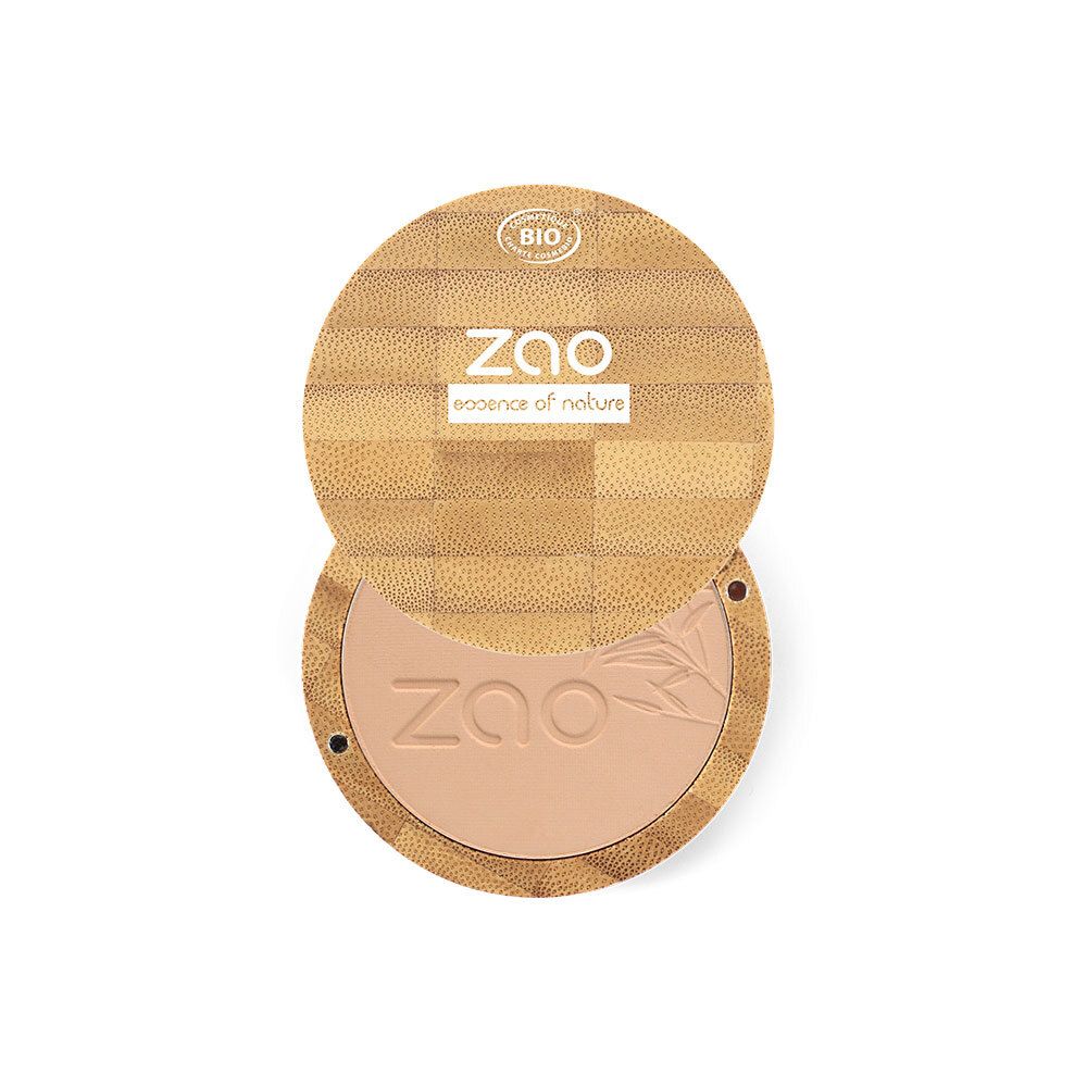 Poudre compacte ZAO, boîtier bambou ouvert. Poudre visible, teinte 303. Certification BIO. Logo ZAO et "essence of nature".