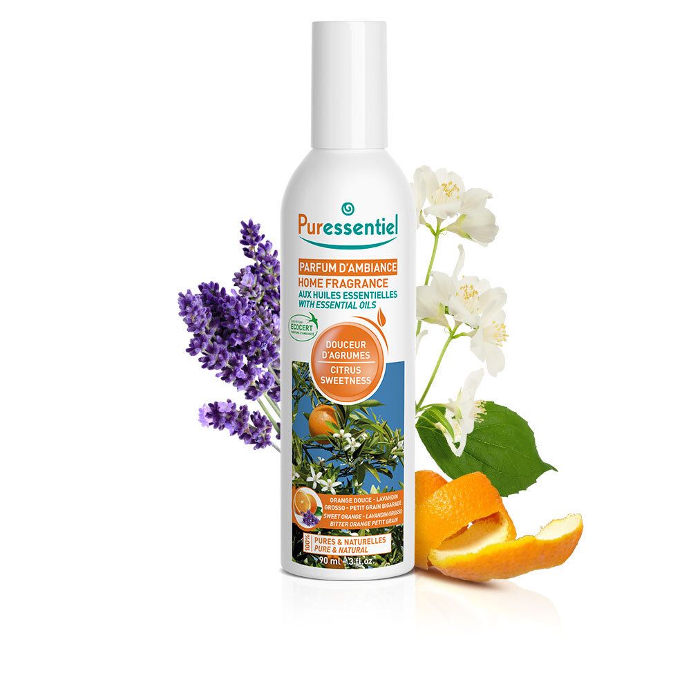 Flacon blanc avec étiquette. Texte: Puressentiel, Parfum d'ambiance, Douceur d'Agrumes. Avec lavande et oranges.