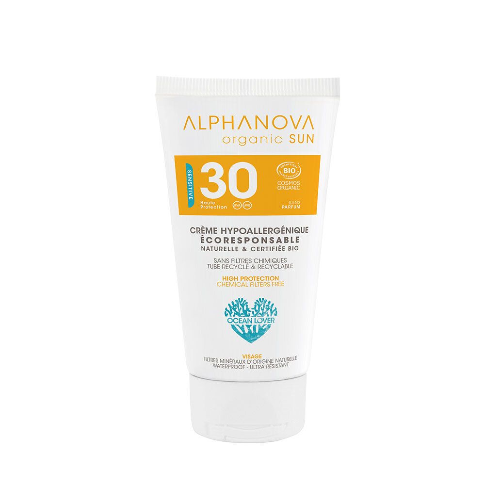 Tube de crème solaire blanche. Inscription: Alphanova organic SUN, SPF 30, BIO. Pour peaux sensibles. Certifié.