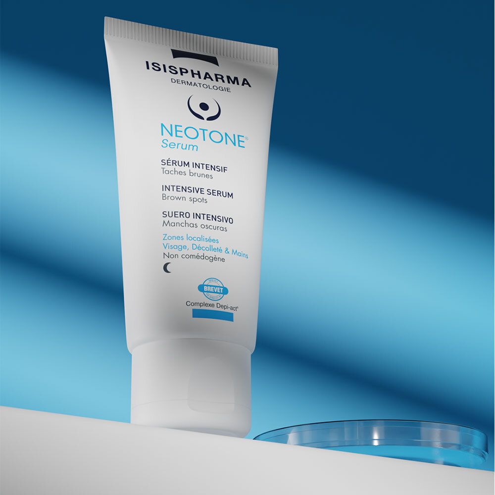 Tube blanc, Neotone Serum, sur fond bleu. Logo ISISPHARMA. Symbole de nuit. Sur une étagère.