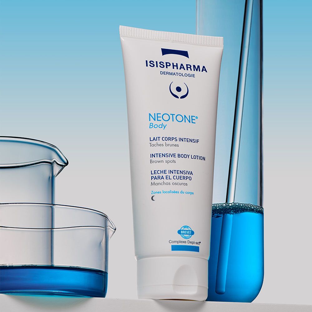 Tube blanc avec texte bleu. Contient ISISPHARMA Dermatologie NEOTONE Body. Fond avec matériel de laboratoire.