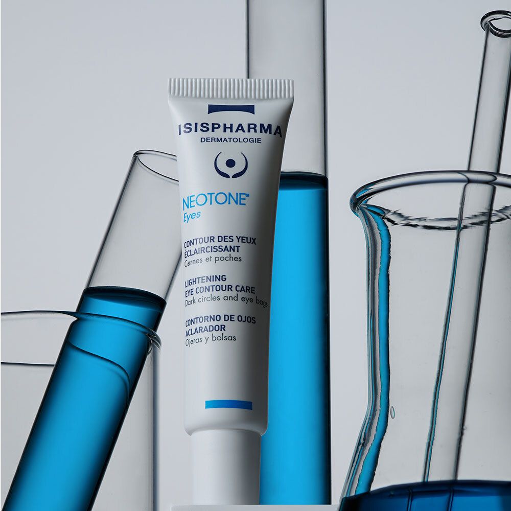 Tube blanc avec texte bleu. Nom du produit: NEOTONE Eyes. Texte multilingue. Dans un environnement de laboratoire.