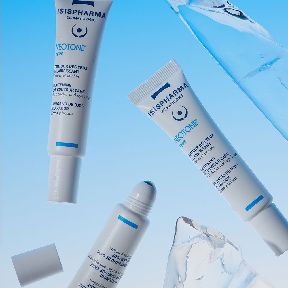 Plusieurs tubes blancs. Nom du produit: NEOTONE Eyes. Texte multilingue. Fond bleu. Eau.
