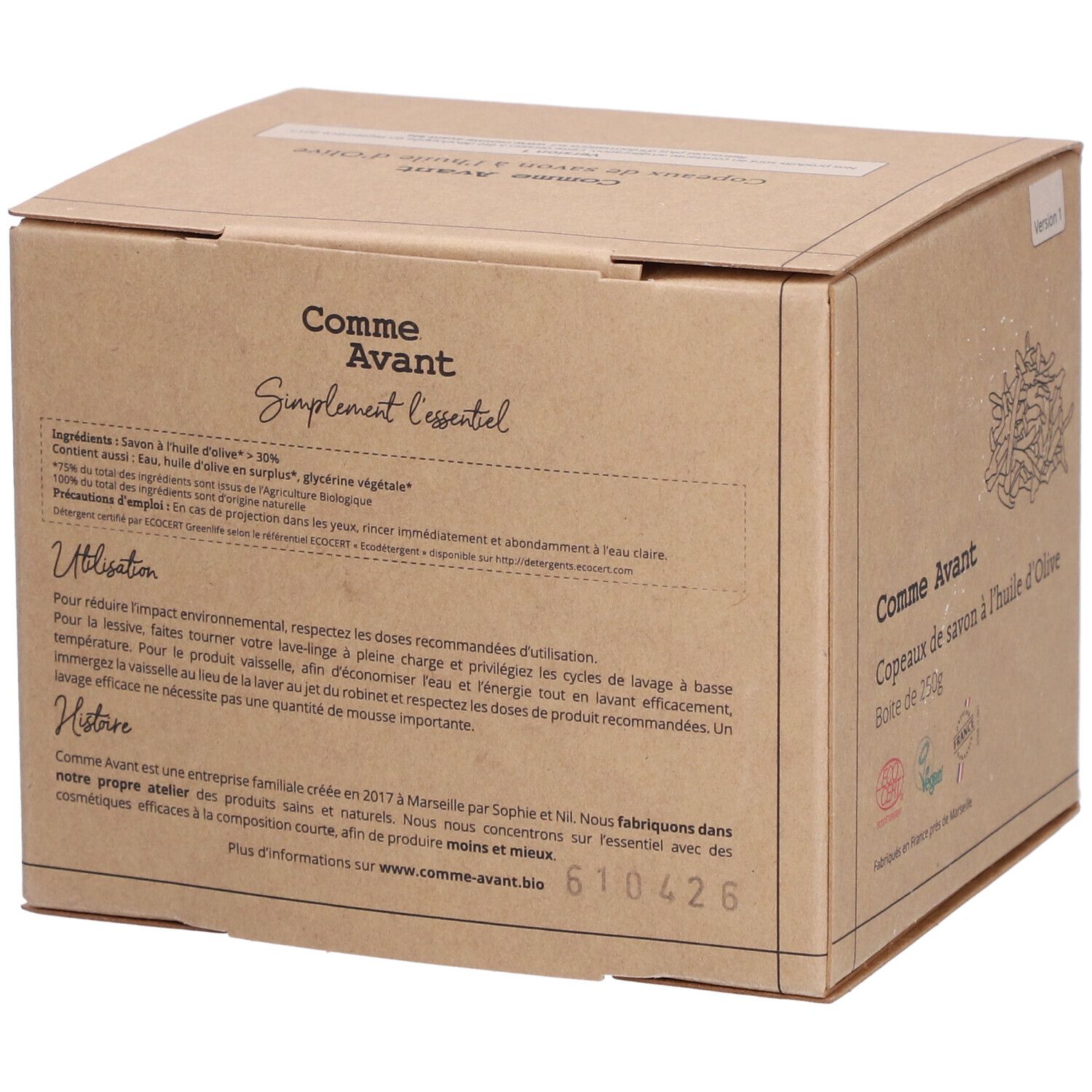 Boîte en carton avec nom et logo du produit. Inscription : Comme Avant Copeaux de Savon à l'Huile d'Olive. Texte avec ingrédients et conseils d'utilisation.
