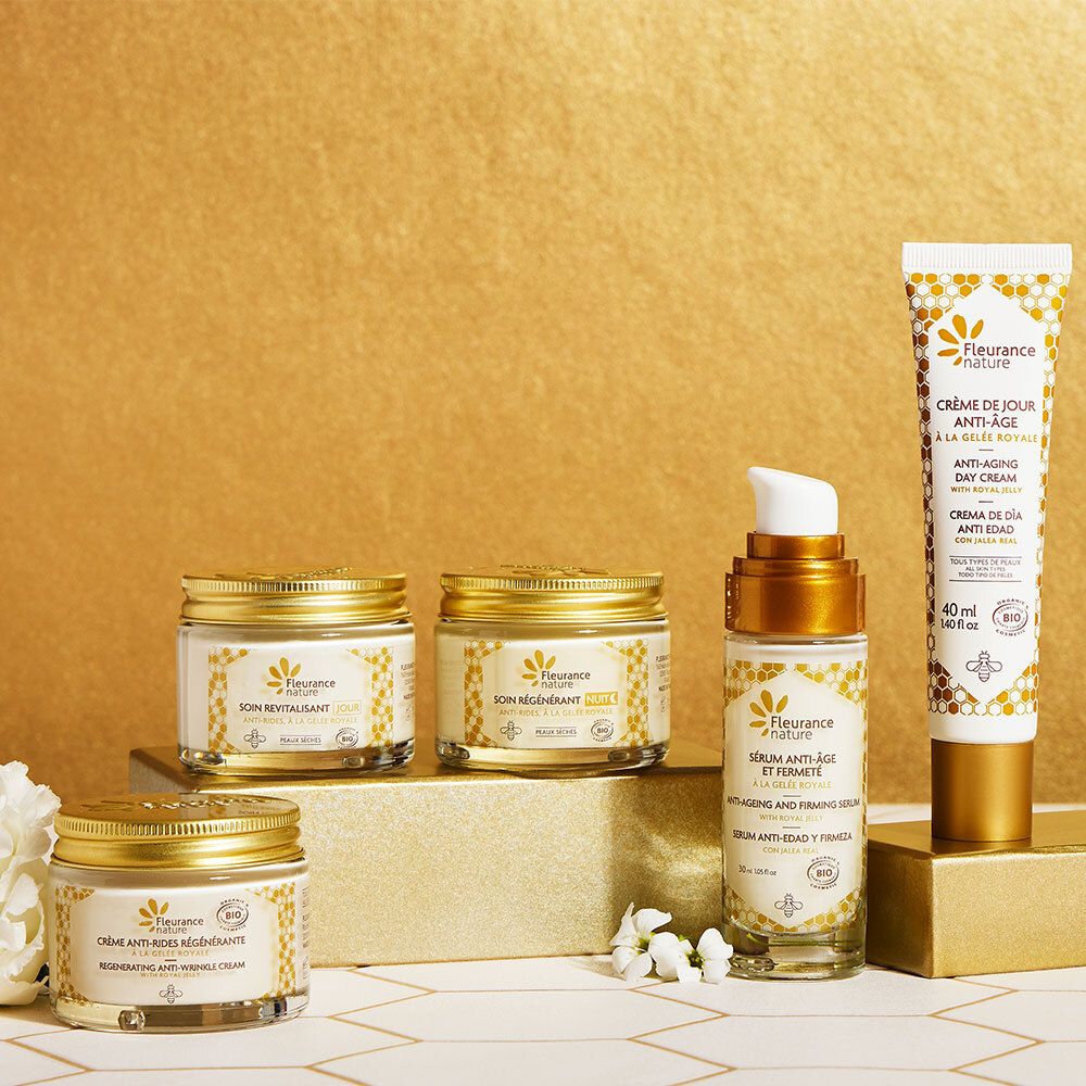 Présentation de produits: crèmes, sérum et crème de jour. Arrière-plans dorés. Certification bio.