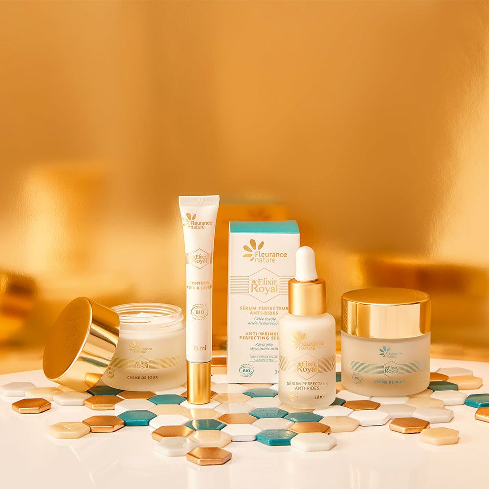 Gamme de produits: flacon de sérum, crème, crème pour les yeux et emballage. Fond doré avec décoration.