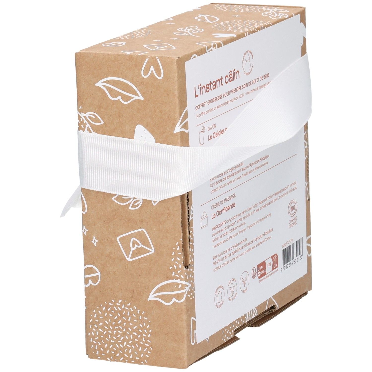 Boîte cadeau OMUM avec ruban blanc et étiquette.