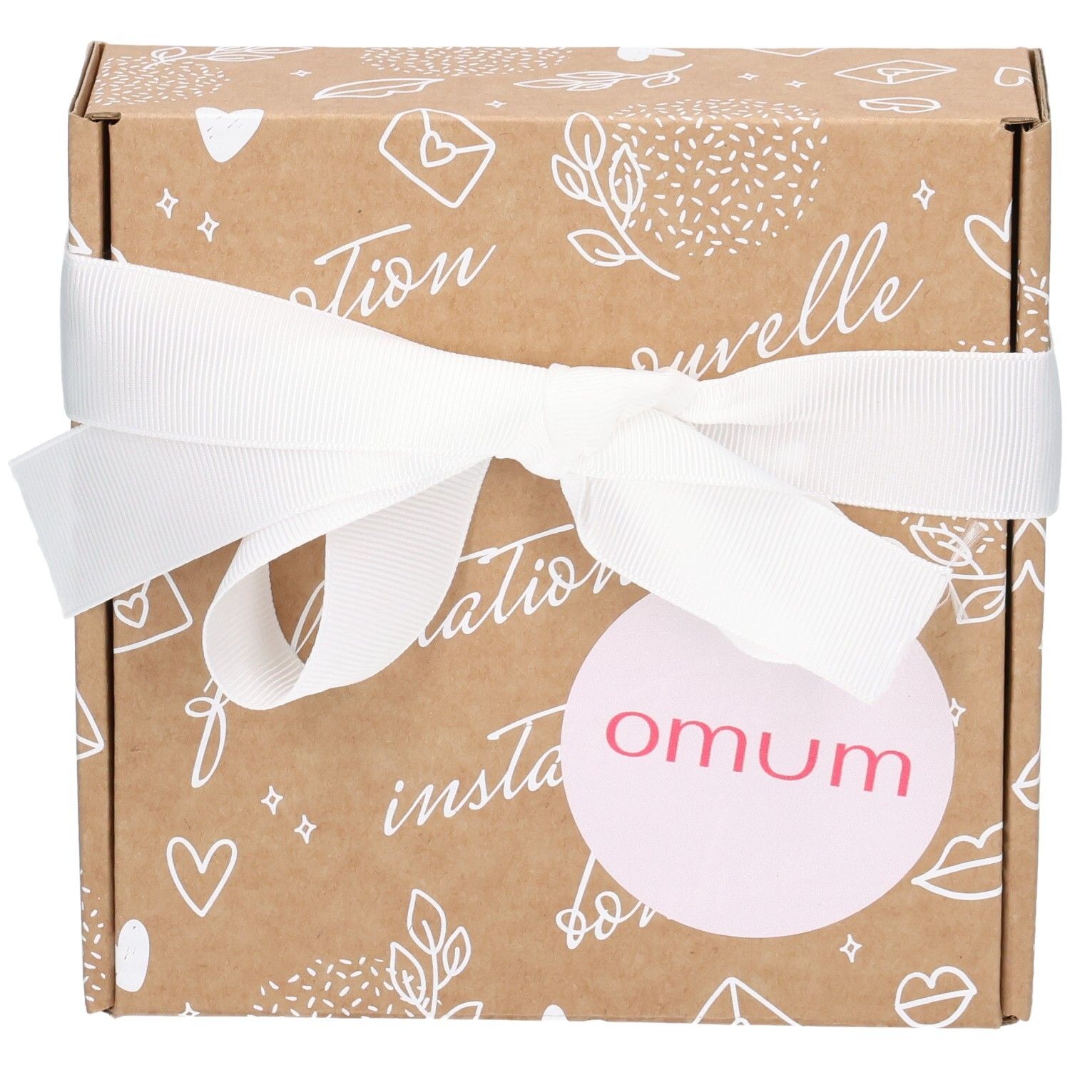 Boîte cadeau OMUM avec ruban blanc et étiquette.