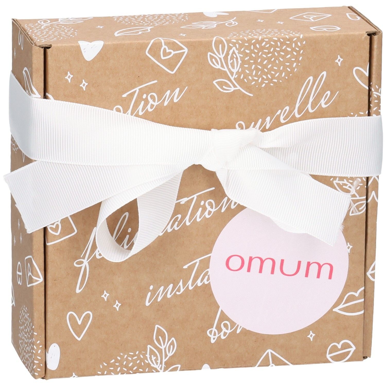 Boîte cadeau OMUM avec ruban blanc et étiquette.