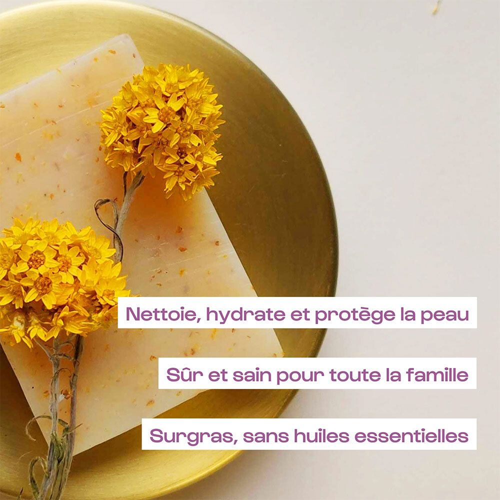 Savon OMUM décoré de fleurs jaunes.