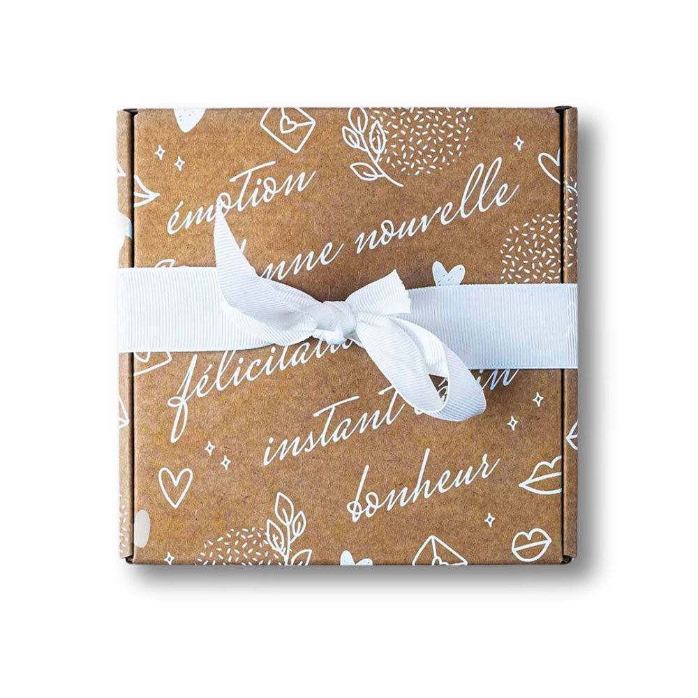 Boîte cadeau OMUM avec ruban blanc.