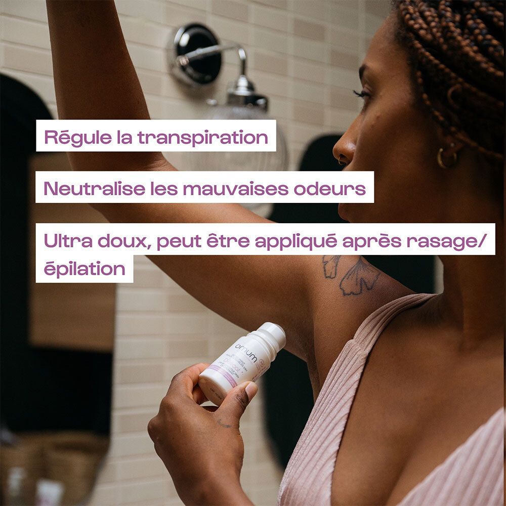 Application du déodorant OMUM sous le bras par une femme.