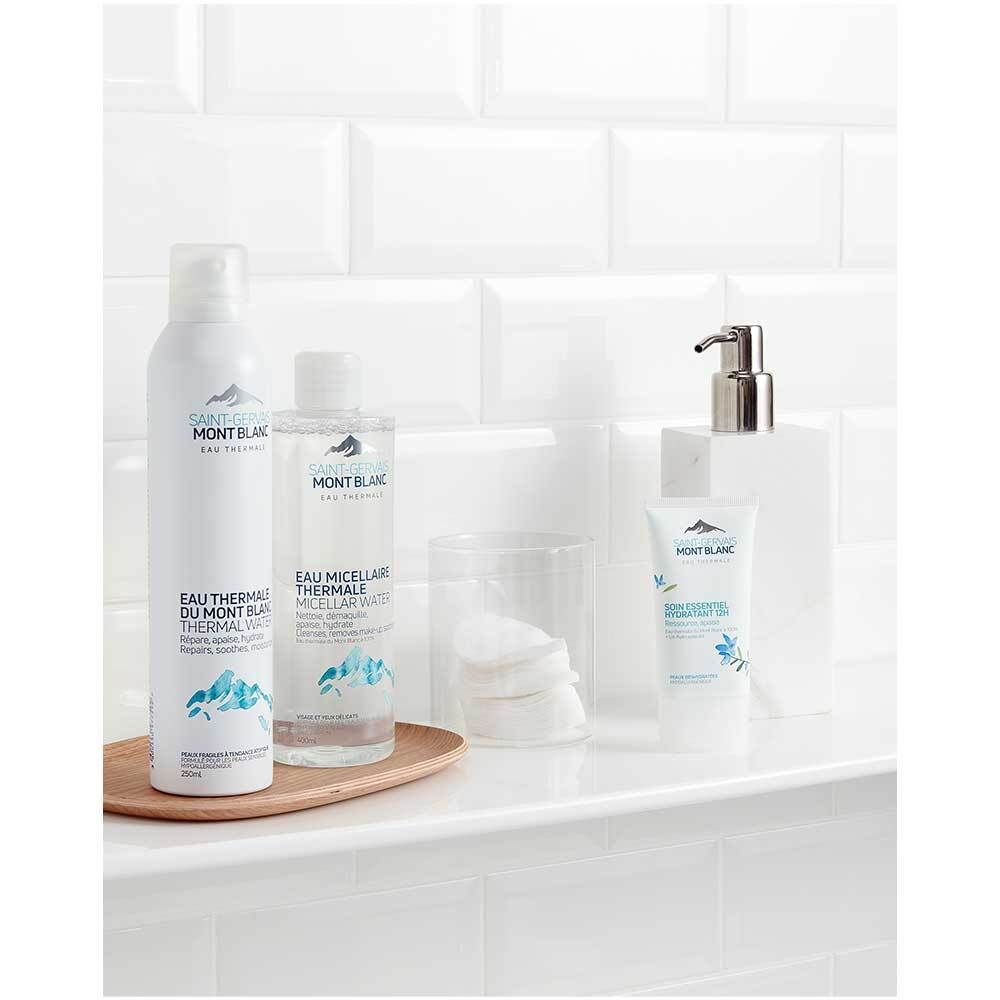 Divers produits sur une étagère. Flacons, vaporisateur, crème. Inscription: Saint-Gervais MONT BLANC Eau Thermale.